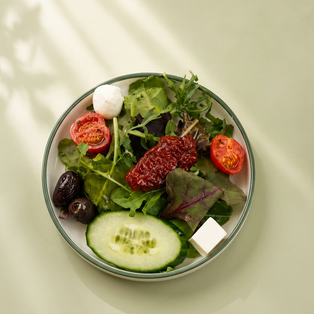 Frischer Salat mit Cherrytomaten, Feta und Mozzarella