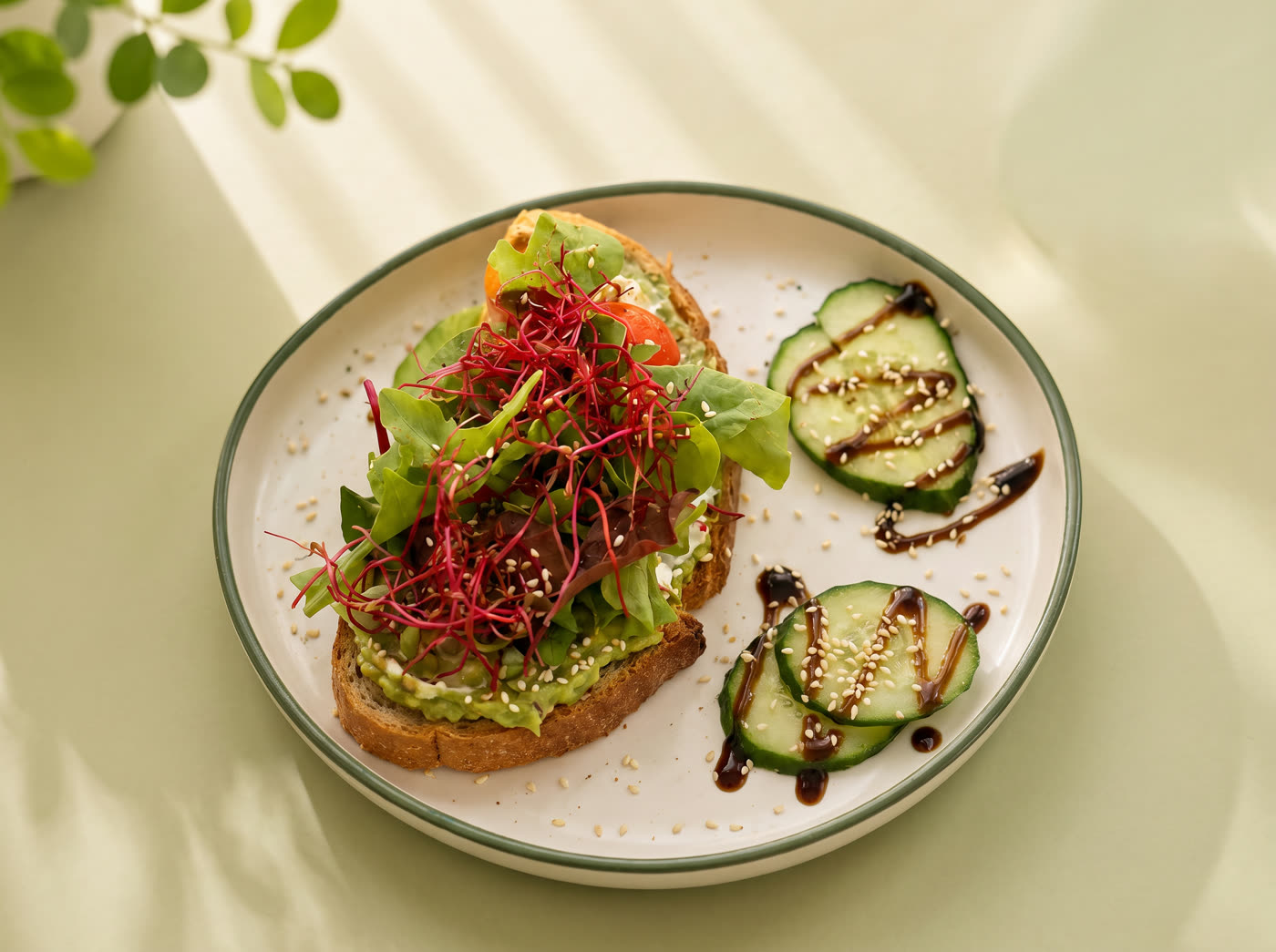 Mischbrot mit Avocadocreme und Frischkäse