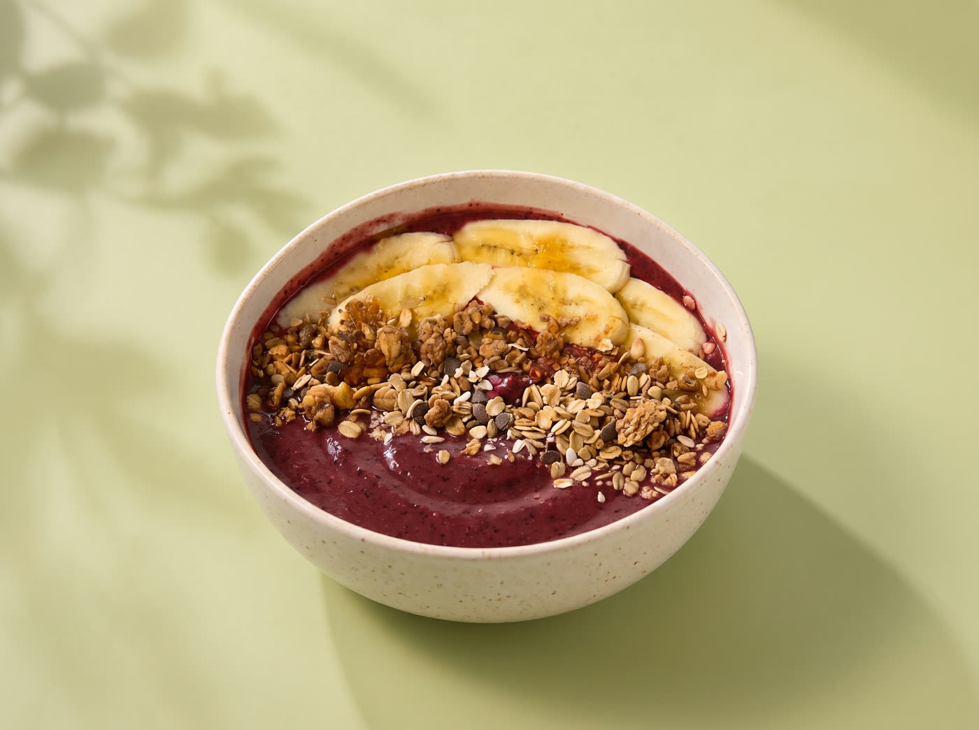 Acai Bowl mit frischen Früchten